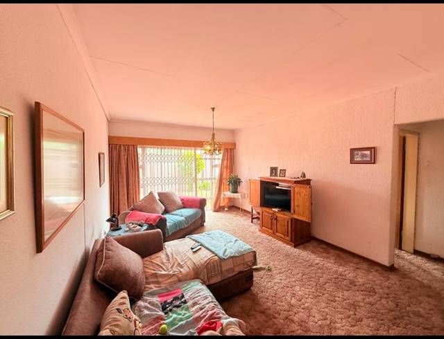 2 BEDROOM TOWNHOUSE FOR SALE IN VANDERBIJLPARK SE 2